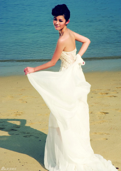 Yu Na flaunting bridal gown on beach