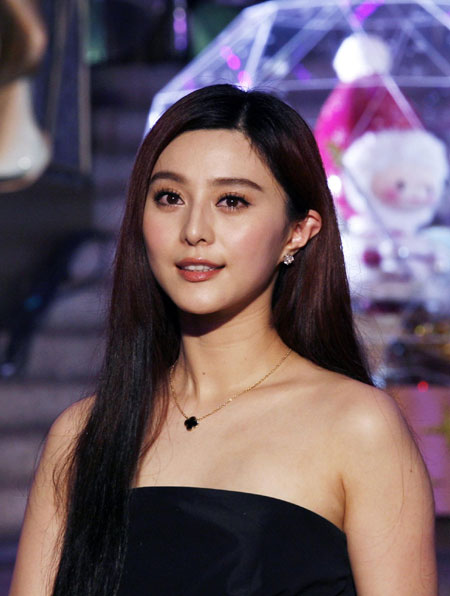 Fan Bingbing attends Christmas lighting ceremony in Hong Kong