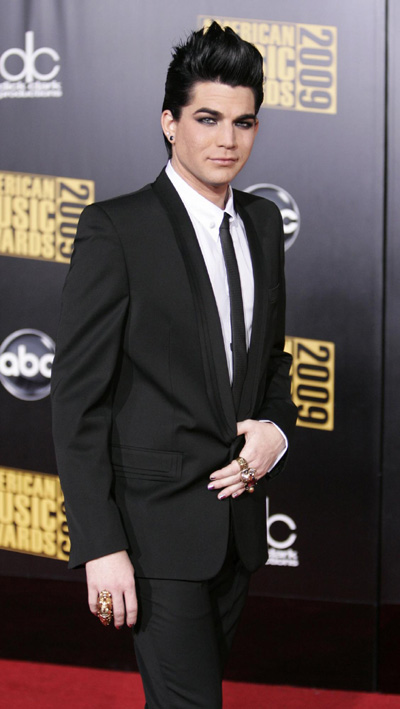 Adam Lambert arrives at the 2009 American Music Awards