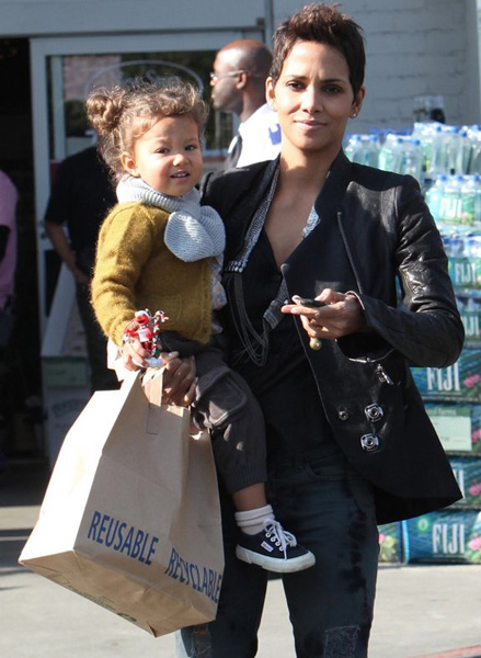 Halle Berry and Nahla: market mates