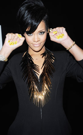 Rihanna 'poses topless for magazine shoot'