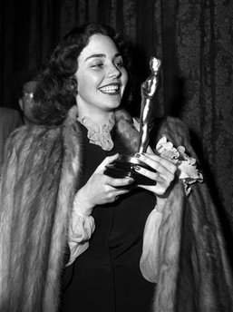 Oscar winner Jennifer Jones dead at 90