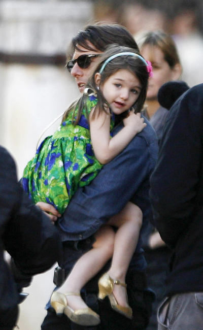 Cruise promises to play a convincing Santa for Suri