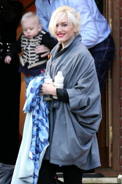 Gwen Stefani visits friends with family