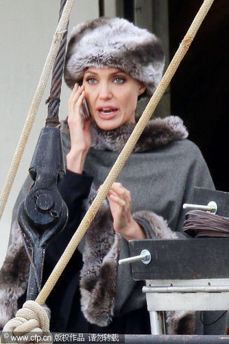 Angelina Jolie spotted talking on the phone