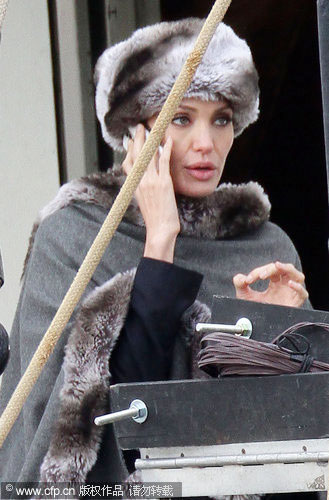 Angelina Jolie spotted talking on the phone