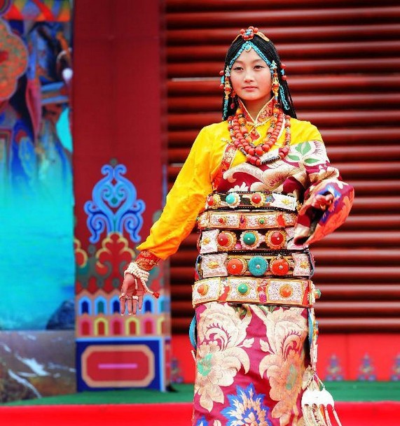 Folk costumes show hosted in Tibet