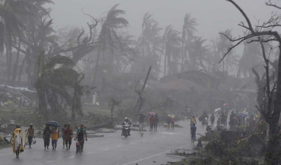 Supper typhoon barrels down in Philippine