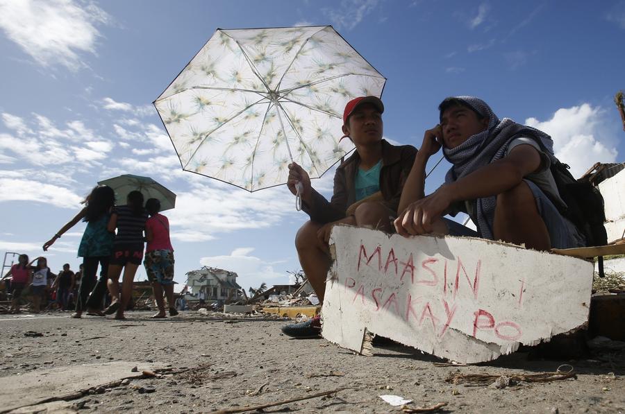 Filipinos suffer from shortage of typhoon aid