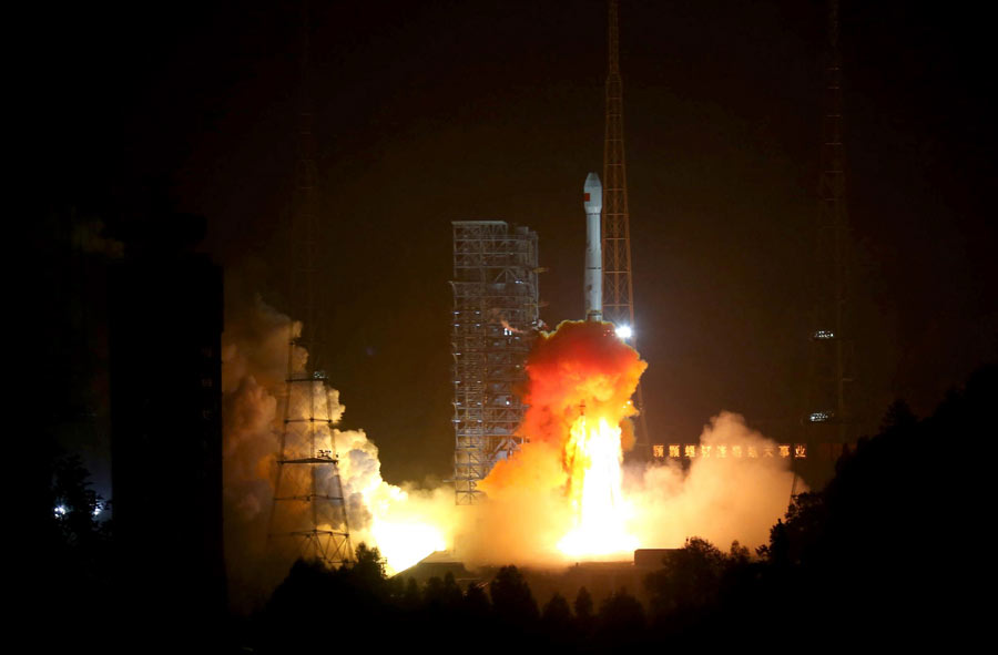 China launches moon rover