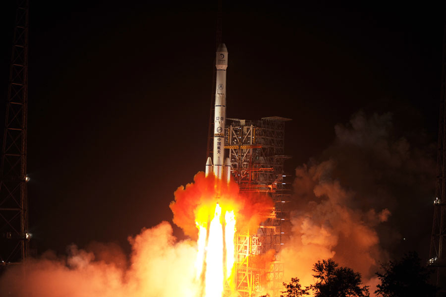 China launches moon rover