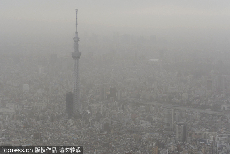 Smog makes colorful world into gray one