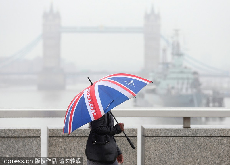 Smog makes colorful world into gray one