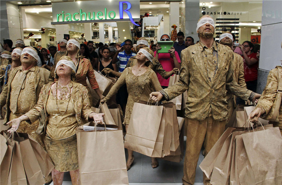 Art students take protest to the mall