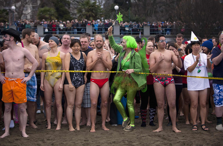 Cold doesn't dissuade 'Polar Bear Swimmers'