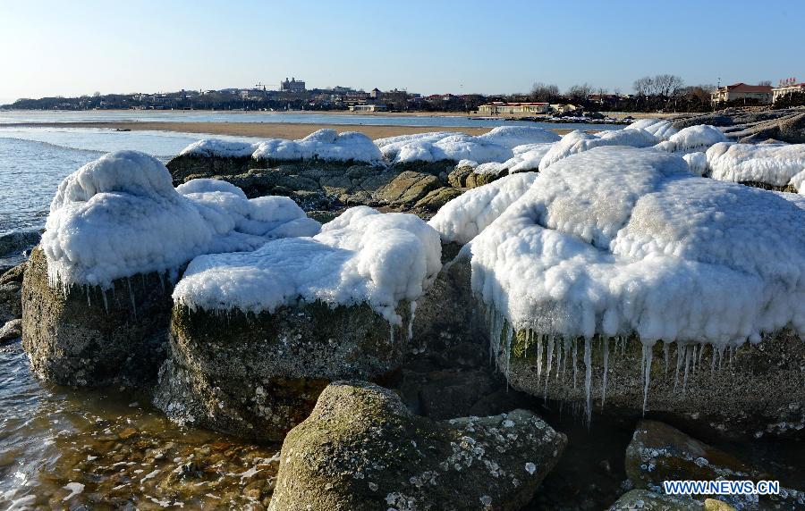 Sea ice appears on beach of Beidaihe