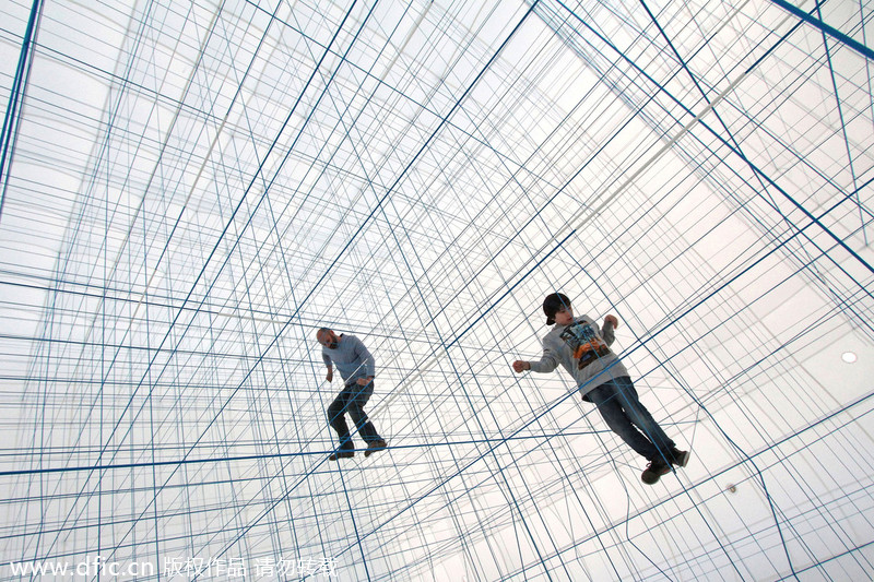 Jungle gym cube helps men climb and explore