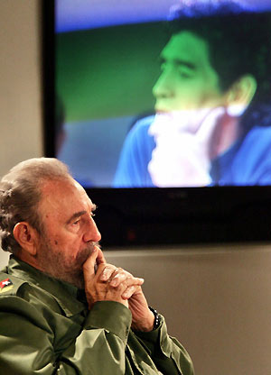 Diego Maradona (L) and Cuban President Fidel Castro smile after appearing together on a live television broadcast in Havana, October 27, 2005. Maradona was in Havana to interview Castro for his weekly television show in Argentina and promised President Castro he would be at the front of an anti-Bush march in Argentina next week.