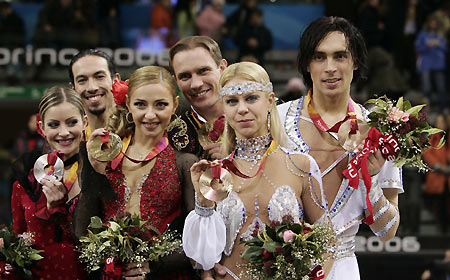 Gold Medal winner Tatiana Navka and Roman Kostomarov from Russia (C), Silver Medal winner Tanith Belbin and Benjamin Agosto from the U.S. and Ukrainian Bronze Medal winner husband-and-wife team Elena Grushina and Ruslan Goncharov (R) pose on the podium after the ice dancing competition of the Figure Skating at the Torino 2006 Winter Olympic Games in Turin, Italy, February 20, 2006. [Reuters]