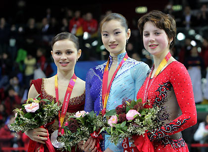 (L-R) Silver medallist Sasha Cohen from the U.S., gold medal winner Shizuka Arakawa (C) from Japan and bronze medallist Irina Slutskaya of Russia pose during a medal ceremony for the women's Figure Skating competition at the Torino 2006 Winter Olympic Games in Turin, Italy, February 23, 2006. [Reuters]