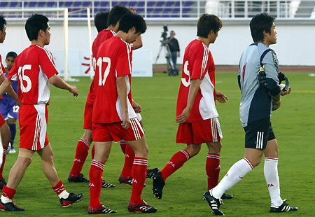 China's soccer team players leave the pitch after their loss against Iraq at the Asian Cup 2007 qualifying match at the Khalifa Bin Zayed stadium in Al Ain, United Arab Emirates March 1, 2006. [Reuters]