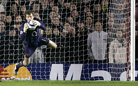 Arsenal's goalkeeper Jens Lehmann makes a save during their Champions League first knockout round second leg soccer match against Real Madrid at Highbury, London March 8, 2006. The game ended 0-0, with Arsenal progressing to the next round with a 1-0 aggregate score. [Reuters]