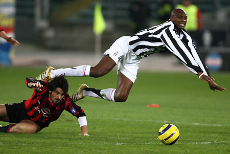 AC Milan Gennaro Gattuso (L) challenges Patrick Vieira of Juventus during their Italian Serie A soccer match at the Delle Alpi stadium in Turin, March 12, 2006.[Reuters]
