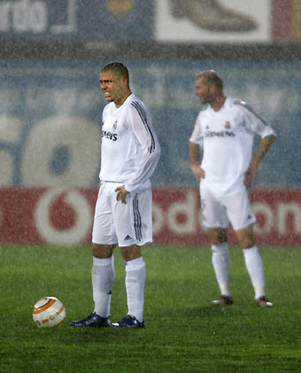 Real Madrid's Ronaldo (L) of Brazil and Zinedine Zidane of France react after Real Mallorca scored their second goal during their Spanish First Division soccer match at Son Moix Stadium in Palma de Mallorca February 26, 2006. Real Mallorca won the match 2-1. [Reuters]