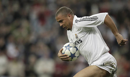 Real Madrid's Ronaldo of Brazil celebrates his goal against Zaragoza during their Kings' Cup semifinal second leg soccer match at Santiago Bernabeu stadium in Madrid February 14, 2006. [Reuters]