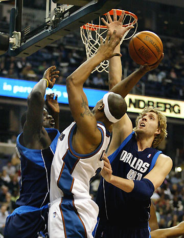 New York Knicks Stephon Marbury (C) tries to make his way through Detroit Pistons defenders Tayshaun Prince (L) and Ben Wallace (R) during their game in New York March 17, 2006. [Reuters]