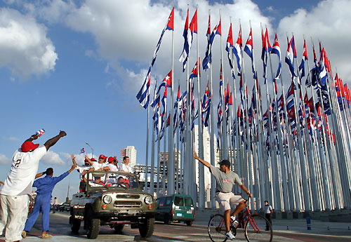 Cuban President Fidel Castro (L) talks to players of the Cuban baseball team in Havana March 21, 2006. Cuba gave its baseball team a hero's welcome on Tuesday and said the runner-up prize money from the World Baseball Classic would go to victims of Hurricane Katrina in the U.S. [Reuters]