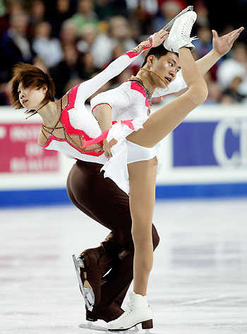 China's Zhang Dan (L) and Zhang Hao perform in the pairs competition at the World Figure Skating Championships in Calgary, Canada, March 22, 2006. Zhang and Zhang placed second to win the silver medal. [Reuters]