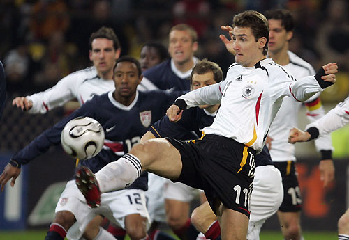Miroslav Klose (R) of Germany scores his team's first goal against the U.S. in a friendly soccer match in Dortmund March 22, 2006. [Reuters]