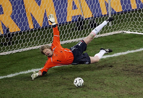 Oliver Kahn of Germany makes a save during a friendly soccer match against the U.S. in Dortmund March 22, 2006. [Reuters]