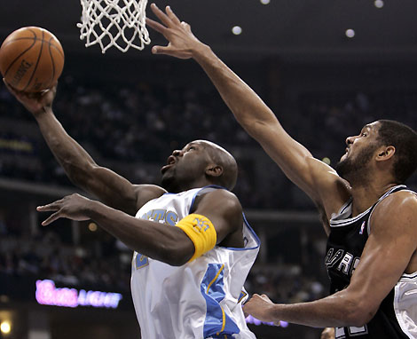 Miami Heat center Shaquille O'Neal (L) drives against Detroit Pistons center Ben Wallace during the second half of their NBA game in Auburn Hills, Michigan, March 22, 2006. [Reuters]