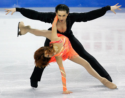 Russia's Jana Khokhlova (L) and Sergei Novitski 