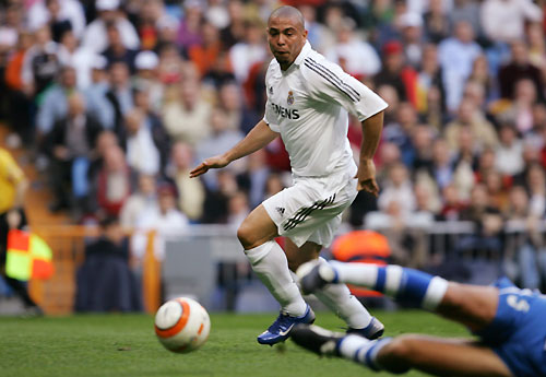 Real Madrid's Ronaldo of Brazil scores a goal against Deportivo Coruna during their Spanish First Division soccer match at the Santiago Bernabeu stadium in Madrid, March 26, 2006. [Reuters]