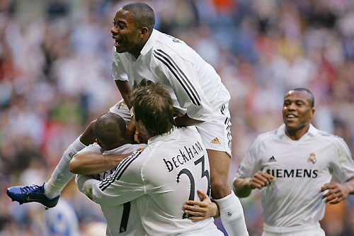 Real Madrid's Robinho of Brazil (top) jumps on team mates to celebrate Ronaldo's goal against Deportivo Coruna during their Spanish First Division soccer match at the Santiago Bernabeu stadium in Madrid, March 26, 2006. [Reuters]