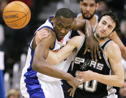 San Antonio Spurs Manu Ginobili (R) of Argentina and Los Angeles Clippers Elton Brand fight for a loose ball during the first quarter of NBA action in Los Angeles March 28, 2006.