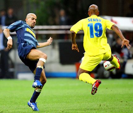 Inter Milan's Juan Sebastian Veron (L) and Villarreal's Marcos Senna fight for the ball during the first leg of their Champions League quarter-final soccer match at San Siro stadium in Milan, northern Italy March 29, 2006.