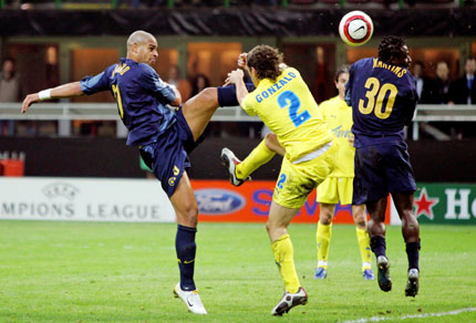 Villarreal's Gonzalo fights for the ball with Inter Milan's Adriano (L) and Obafemi Martins (R) during the first leg of their Champions League quarter-final soccer match at San Siro stadium in Milan, northern Italy March 29, 2006. Inter Milan won the match 2-1.