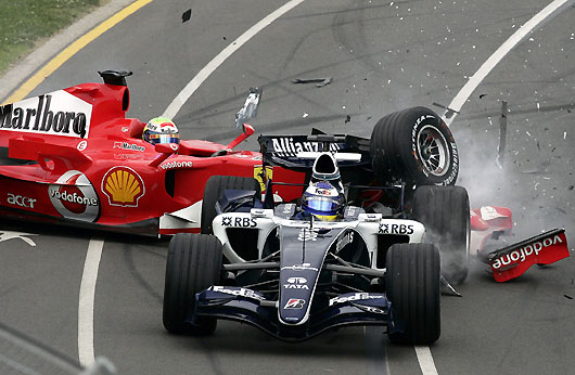 Ferrari Formula One driver Felipe Massa (L) of Brazil runs off the track after an incident involving Willaim's Nico Rosberg of Germany at the first corner of the Australian Grand Prix in Melbourne April 2, 2006. [Reuters]