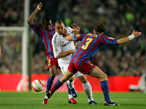 Real Madrid's Ronaldo (C) fights for the ball with Barcelona's Samuel Eto'o (back) and Thiago Motta during their Spanish first division match at Barcelona's Nou Camp stadium in Barcelona April 1, 2006.