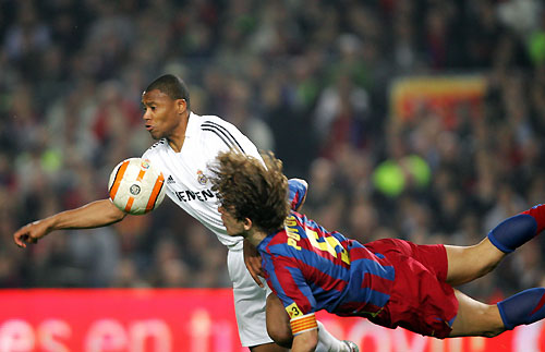 Barcelona's Carles Puyol (R) heads the ball against Real Madrid's Julio Baptista during their Spanish First Division soccer match at Nou Camp in Barcelona April 1, 2006.