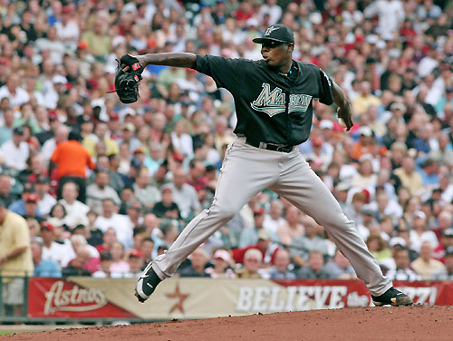 Florida Marlins pitcher Dontrelle Willis pitches to 