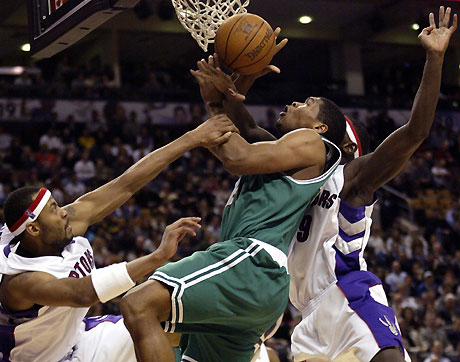 Morris Peterson (L) guards Boston Celtics forward Ryan Gomes (