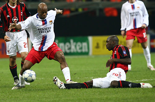 Clarence Seedorf (R) challenges Sylvain Wiltord