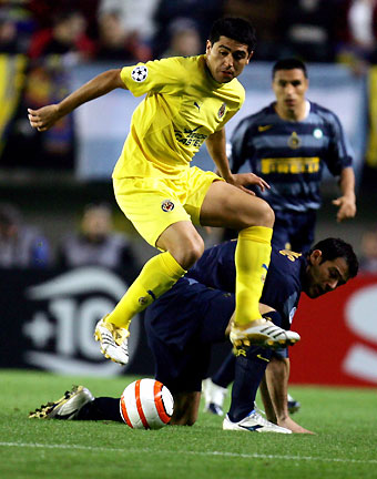 Juan Roman Riquelme (L) and Inter Milan's Dejan Stankovic fight 