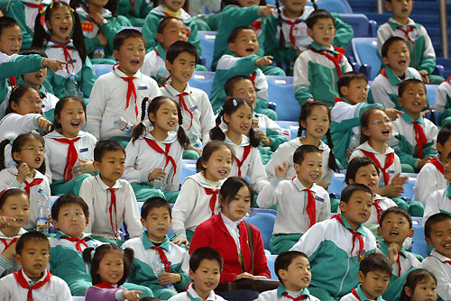 Students watch the competition during the 8th FINA World Short Course Swimming Championships in Shanghai April 6, 2006. [Reuters