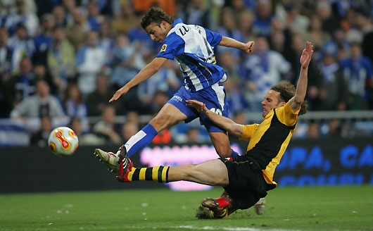 Espanyol's Luis Garcia shoots past Zaragoza's Gabriel Milito during 